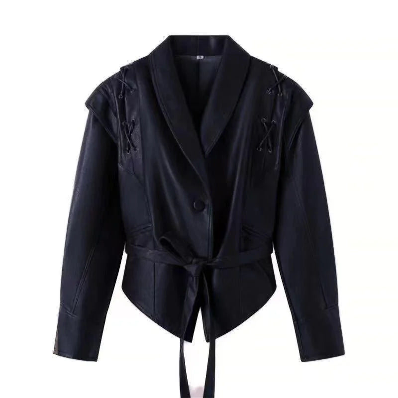 Blazer en simili cuir ceinturé — épaules structurées