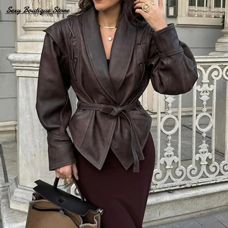Blazer en simili cuir ceinturé — épaules structurées