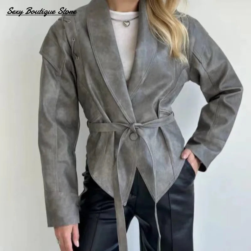 Blazer en simili cuir ceinturé — épaules structurées